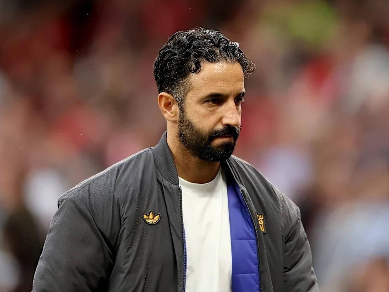 阿莫林拒绝调整战术体系,看看曼联球员是什么反应