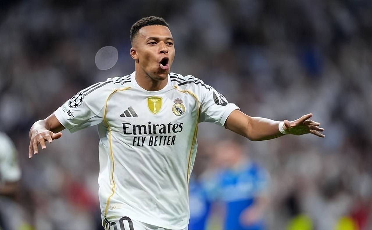 裁判刚掏红牌,姆巴佩立马摘下卡瓦哈尔队长袖标,球迷:能成大事